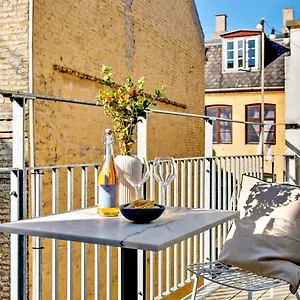 apt-sanders-leaves-charming-three-bedroom-in-downtown.copenhagenhotelselect.com/